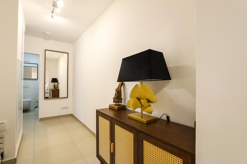 Flur mit Sideboard und Spiegel