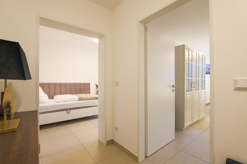 Flur mit Blick in beide Schlafzimmer