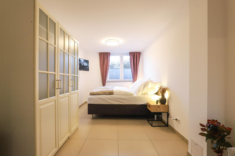 Schlafzimmer mit Kingsize-Boxspringbett