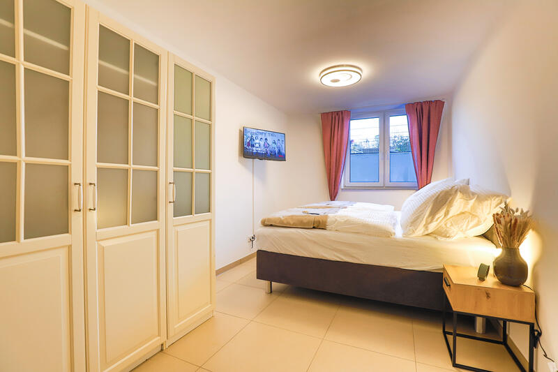 Schlafzimmer mit Smart-TV und Kleiderschrank