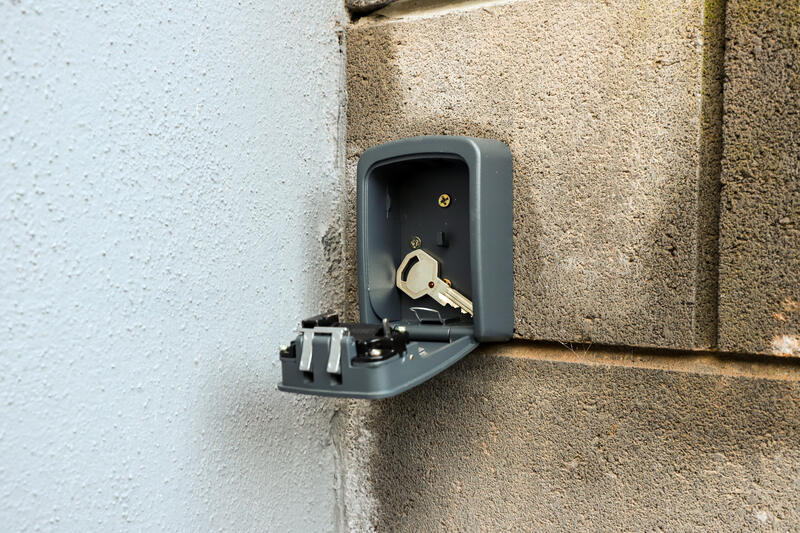 Geöffnete Schlüsselbox mit Wohnungsschlüssel am Hauseingang